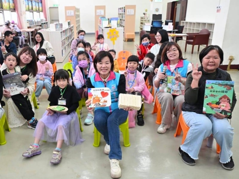 臺灣閱讀節～吉安探索走讀新視界 游淑貞變身一日館員伴小小藝術家